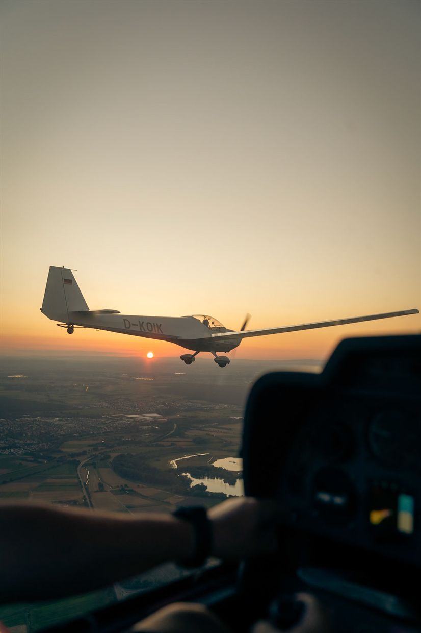 Segelflugzeug im Sonnenuntergang, gesehen aus dem Cockpit