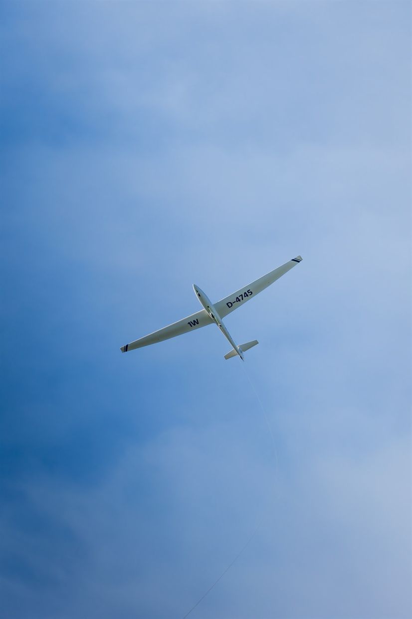 Segelflugzeug vor blauem Himmel