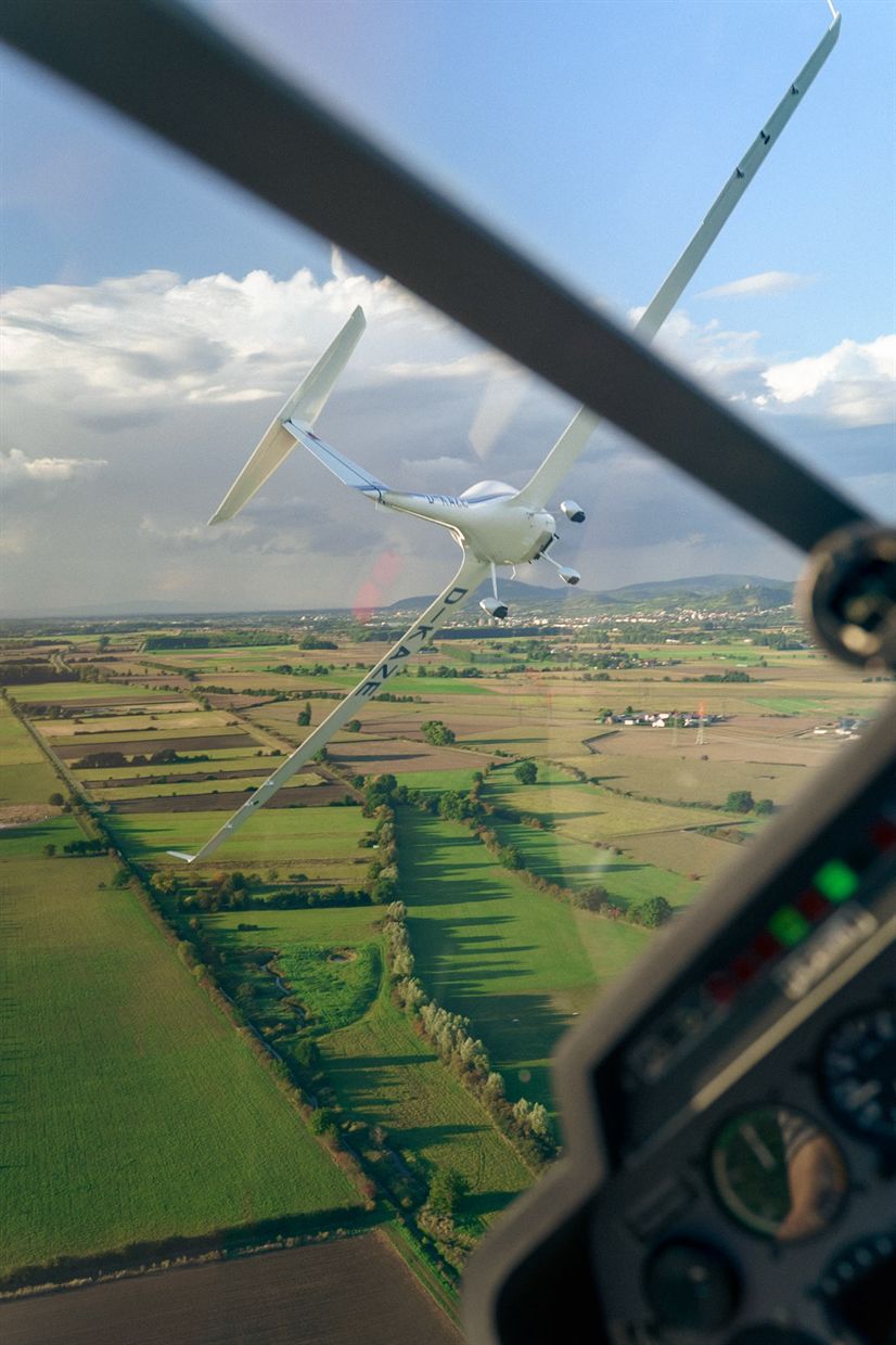Segelflugzeug über Feldern, gesehen aus dem Cockpit