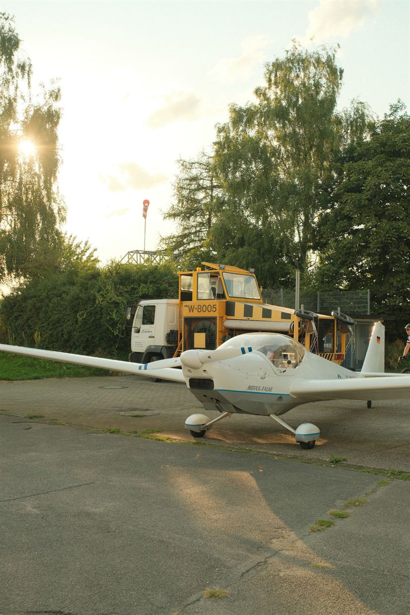 Segelflugzeug im Gegenlicht auf dem Vorfeld