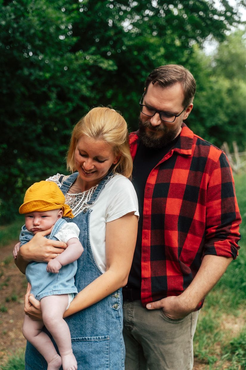 Eltern mit Baby im Grünen